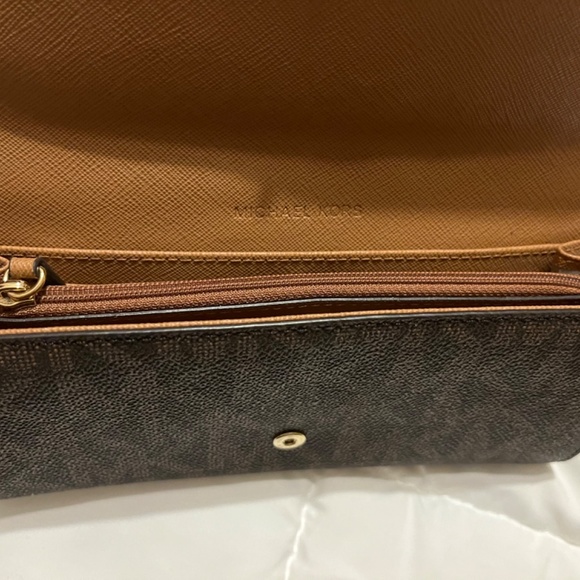 *SOLD* Michael Kors Wallet - Picture 3 of 5